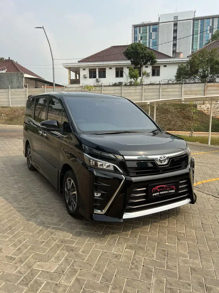 Toyota voxy 2.0 AT 2021 hitam, siap pakai, murah