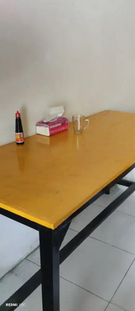 Meja untuk depot