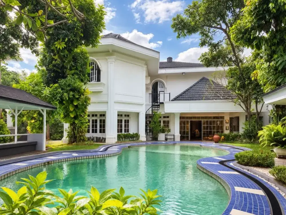 Rumah Mewah modern halaman luas ada lapangan dan swimming pool lingkungan asri lokasi strategis di jakarta timur