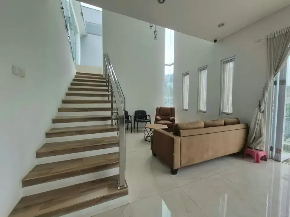 Dijual Harga di Bawah Pasaran Rumah Modern 3 Lantai di Dago Resort