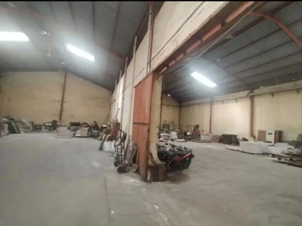 DISEWAKAN BANGUNAN EX GUDANG LUAS TANAH 1400 M²