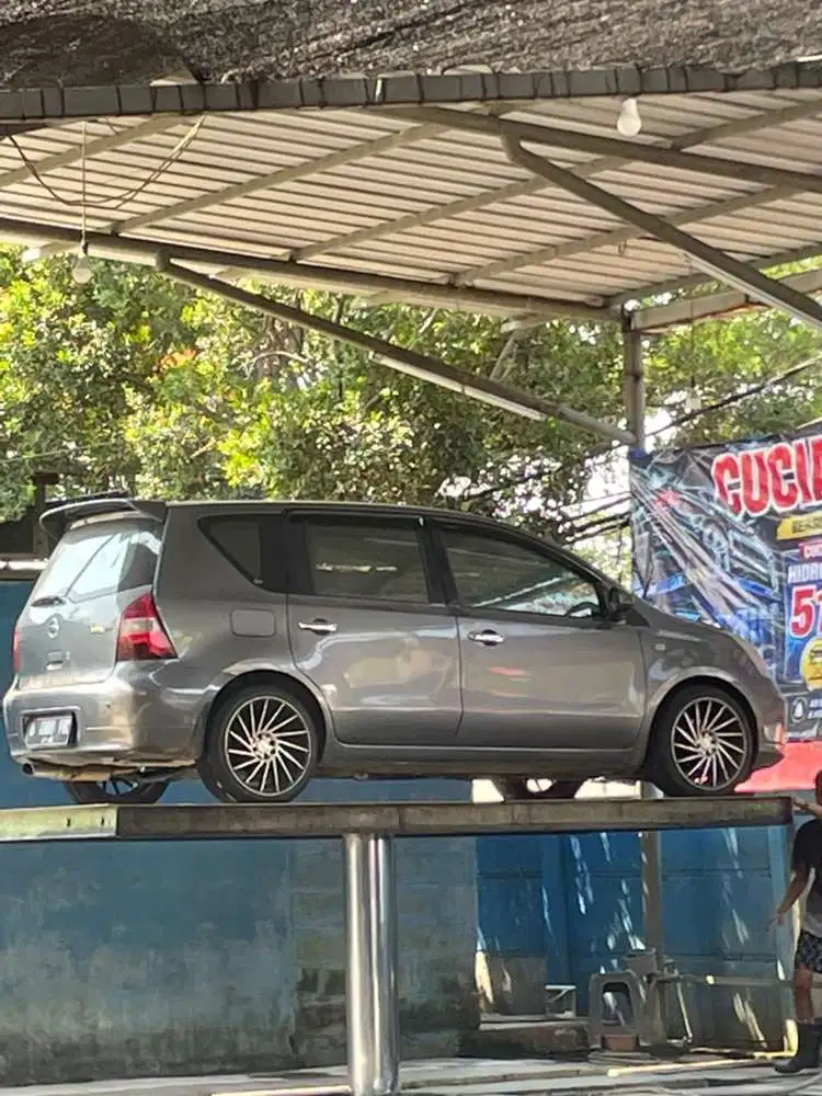 Nissan Livina 2010 Bensin