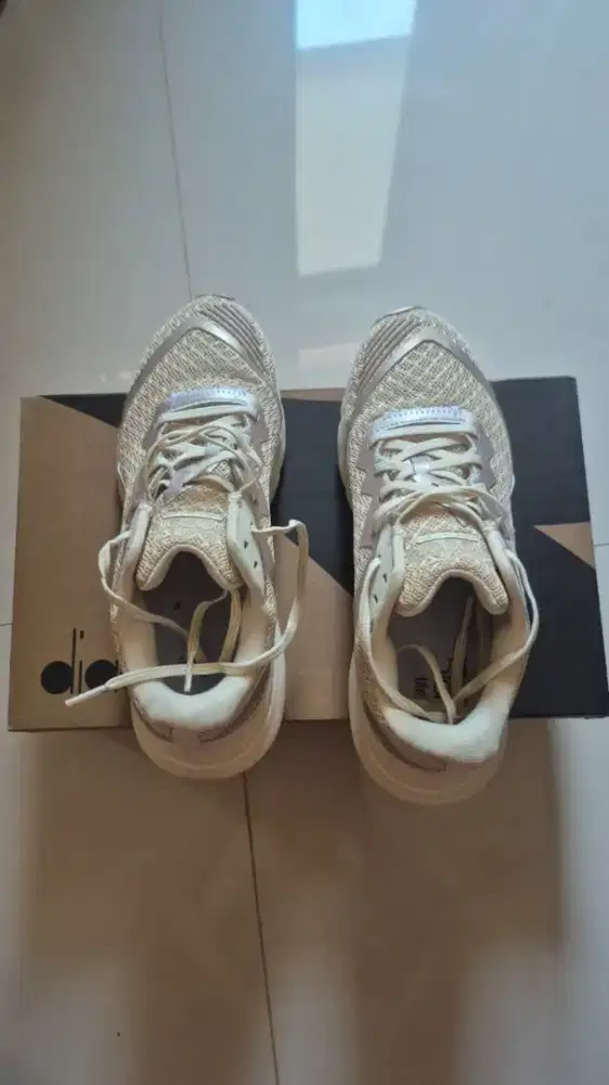 Sepatu diadora blushield