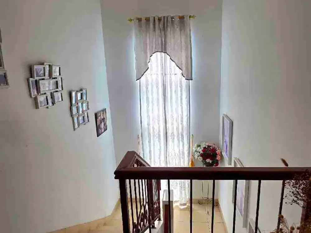 Rumah Hoek 3 lantai Permata Mediterania
