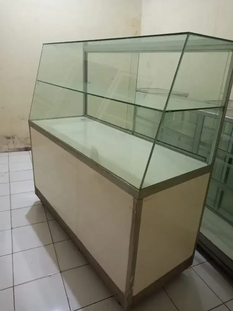 dijual etalase bekas msh utuh no minus