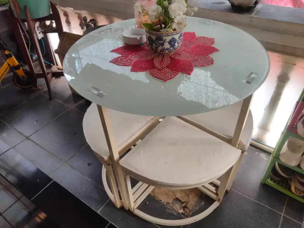 Meja bulat warna putih