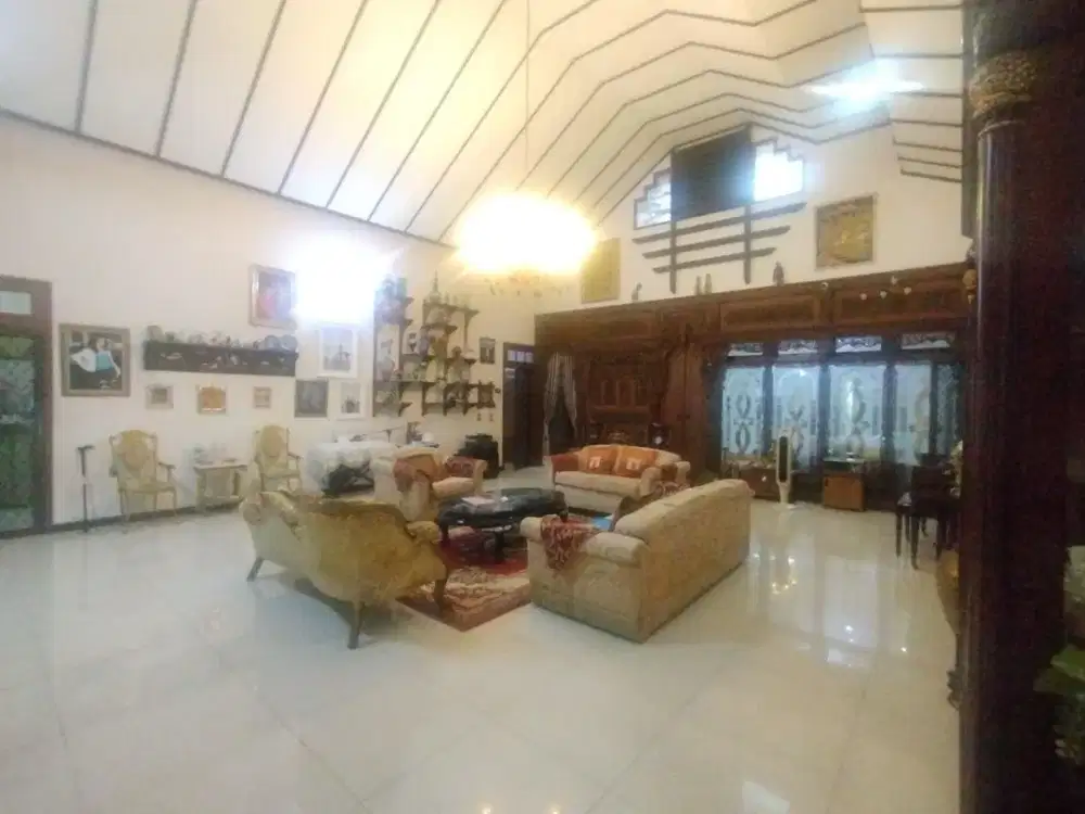 JUAL RUMAH MEWAH DI TENGAH KOTA, AREA DEKAT JL. KARIADI
