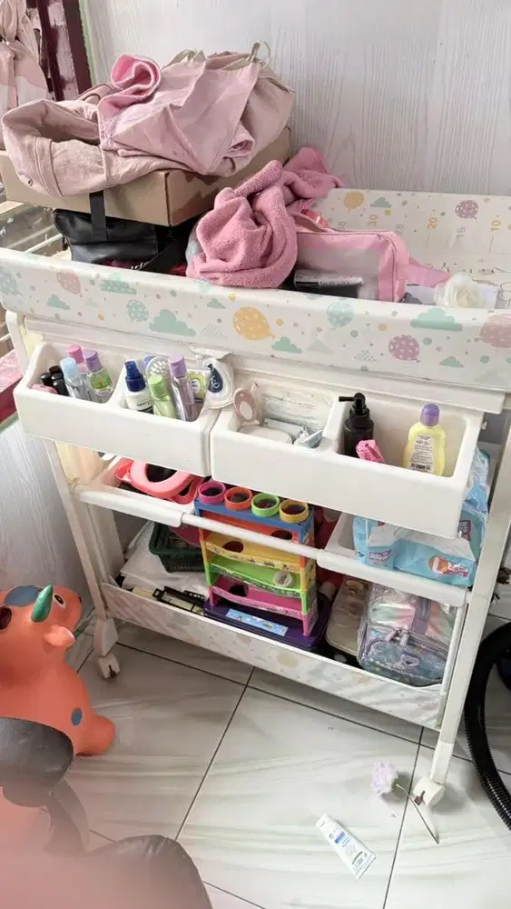 Baby changing table / bak mandi