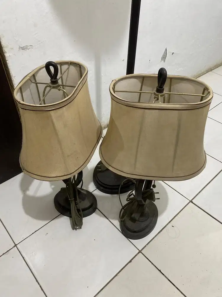 lampu meja dan lampu lantai cantik