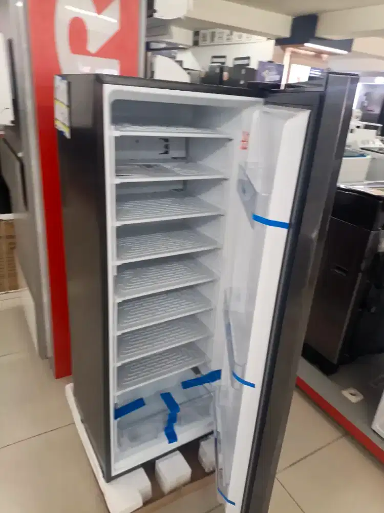 Kredit freezer batu es By Sharp 8 Rak