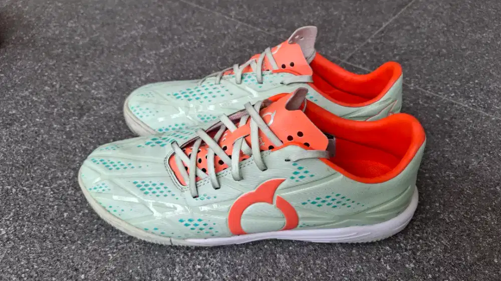 Sepatu Futsal 43