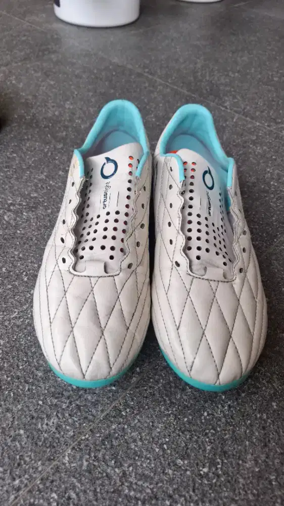 Sepatu bola fg 43
