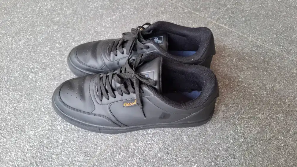 Sepatu Brodo 43