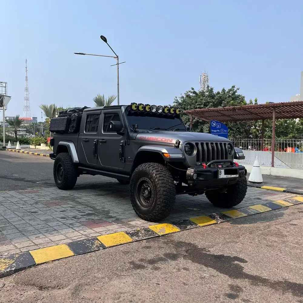 Jeep Gladiator 2023 3.6 L Pentastar Engine Hitam