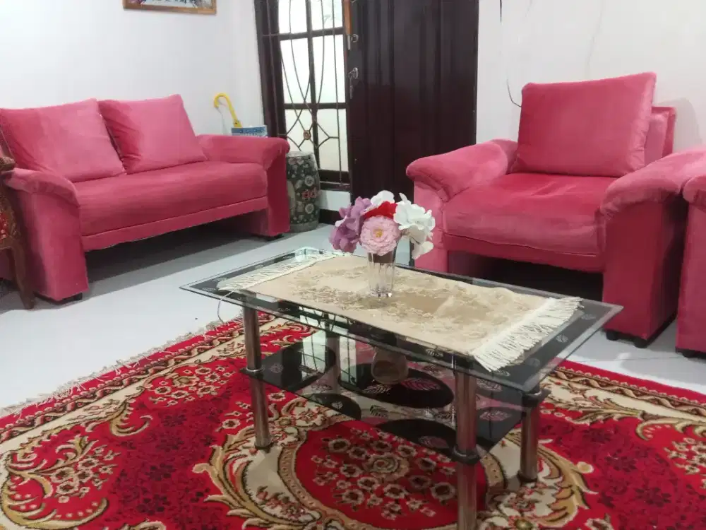 1 set Sofa cantik warna pink dan meja kaca