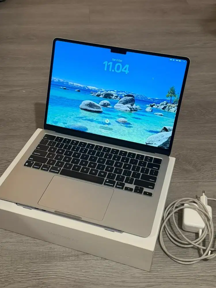 Macbook Air M2 13inch 8/256GB ex iBox Silver Fullset Mulus