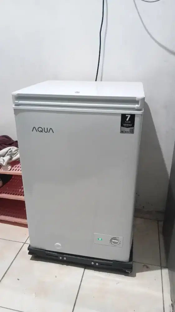 Di jual cepat frezer aqua120L + roda kondisi baru beli