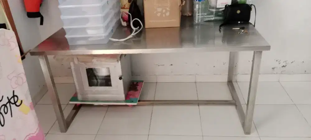 Meja stenlis atau meja dapur masak