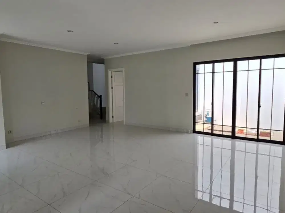 Rumah Mewah 3 Lantai Summarecon Crown Gading, LT 150 m², 4+1 KT, 3+1 KM, Harga 3,6 M