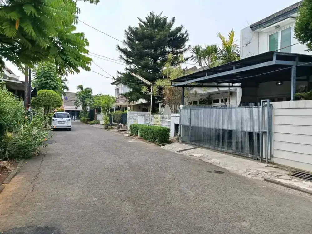 Dijual rumah  ada kolam renang strategis di area bintaro jakarta selatan