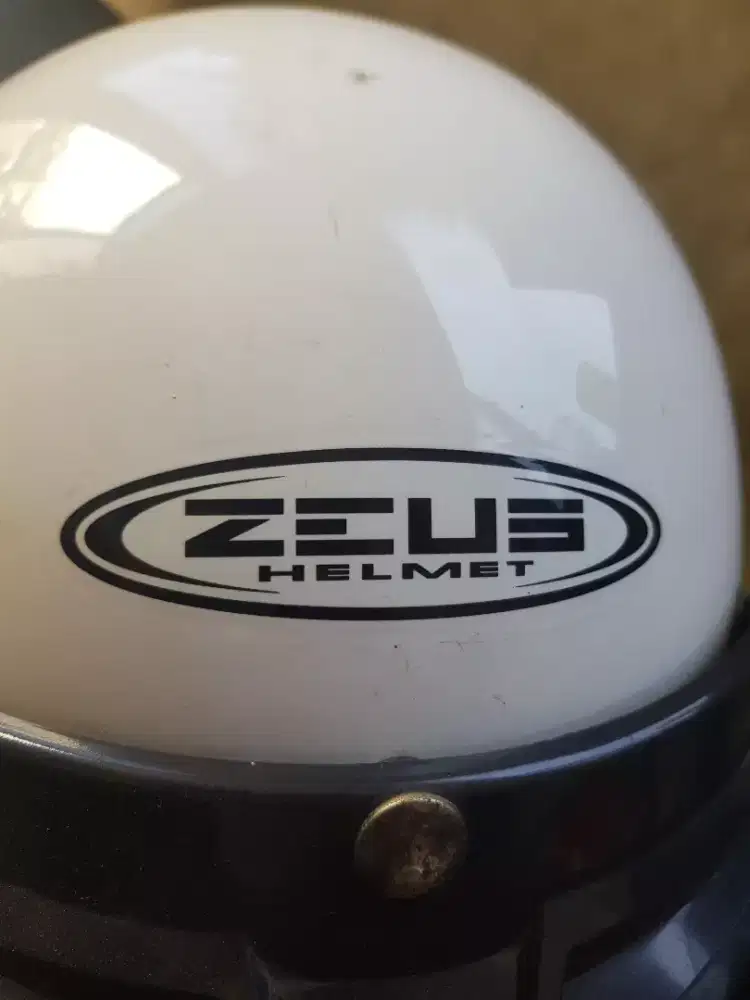 Helm Zeus tak terpakai ukuran M