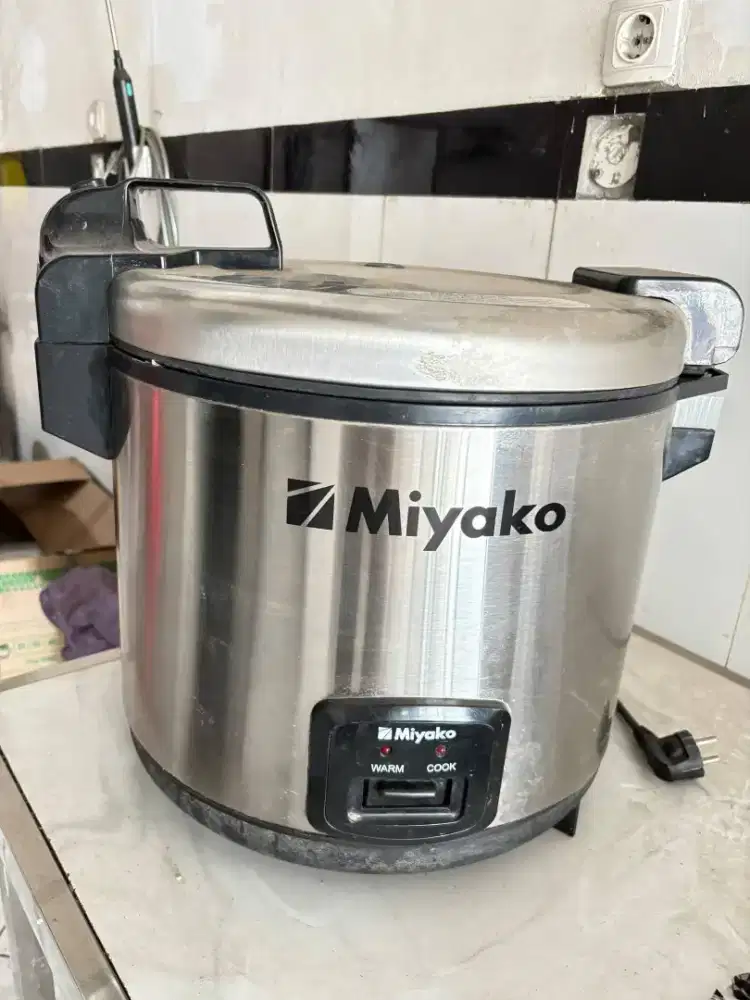 Miyako Rice Cooker 6 Liter 1.450 Watt