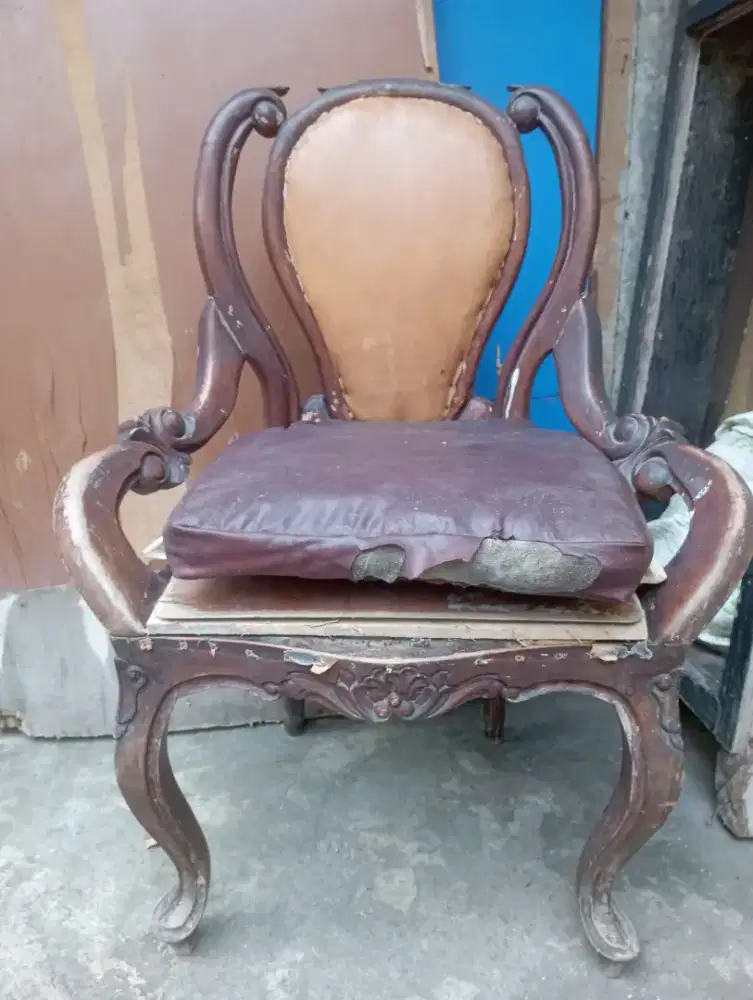 Kursi kayu bekas