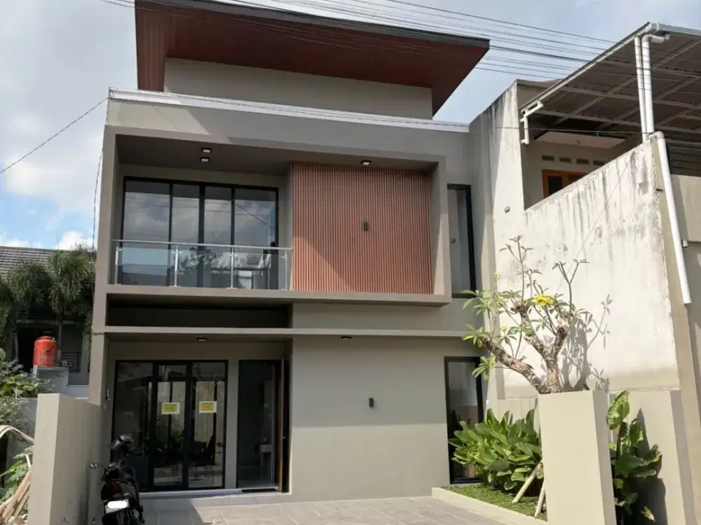 RUMAH 2 LANTAI SEMI FURNISHED DEKAT STADION MAGUWOHARJO! 2 MENIT SAJA