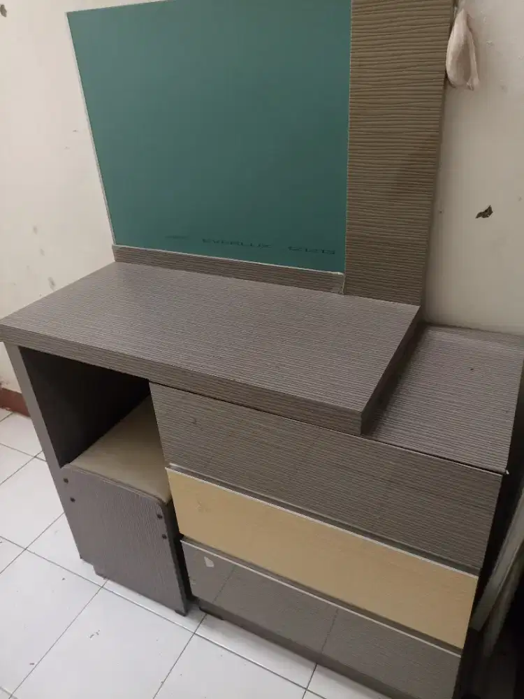 Meja rias minimalis