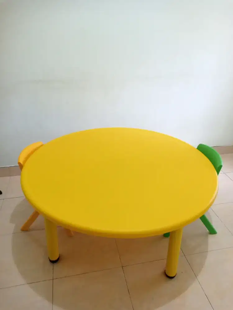 Meja dan kursi belajar anak Informa