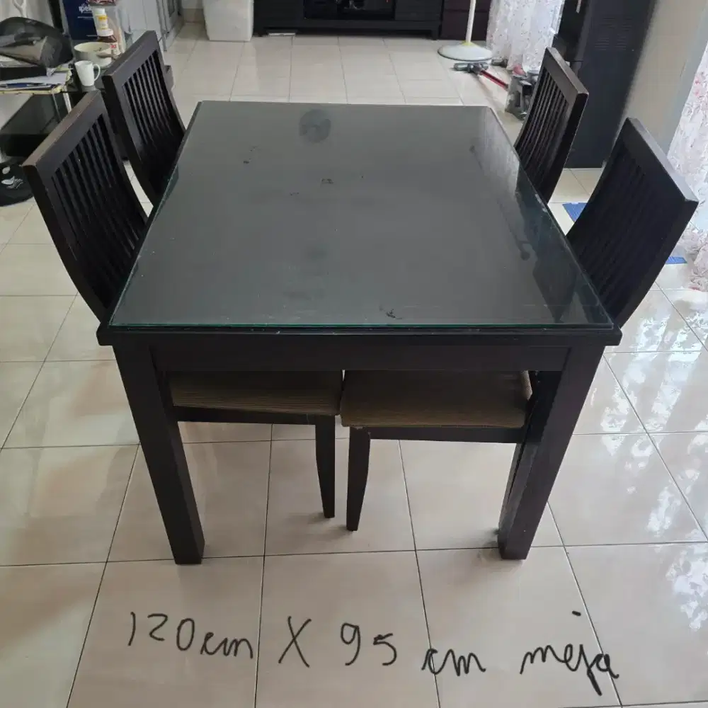 Meja makan dan kursi jati