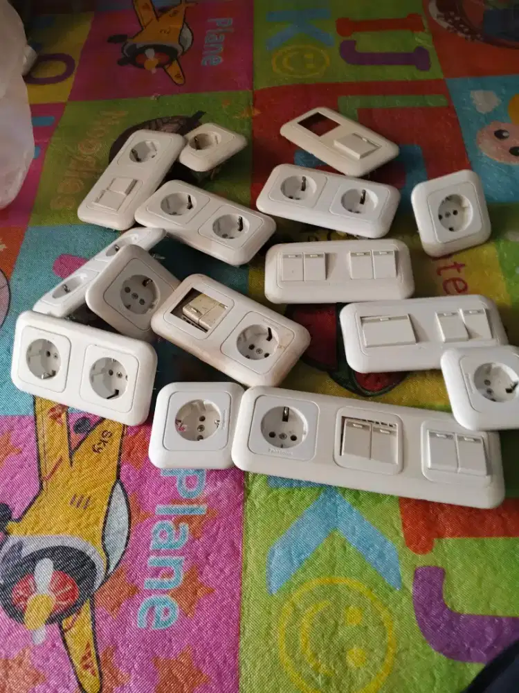 Saklar dan stop kontak bekas