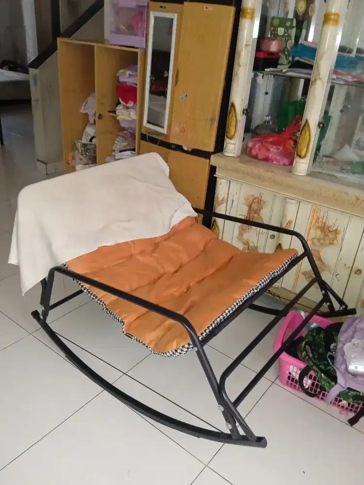 JUAL CEPAT Kursi Goyang  Minimalis Rangka Besi + Bantalan Oranye Mulus