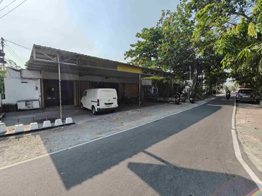 rumah luas tepi jalan raya area bisnis dekat Lokananta Solo