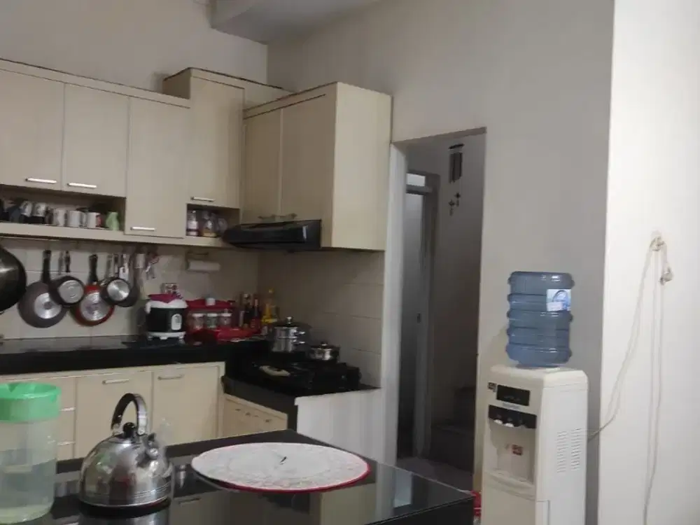 Rumah Terawat 2 Lantai Taman Holis Indah 2