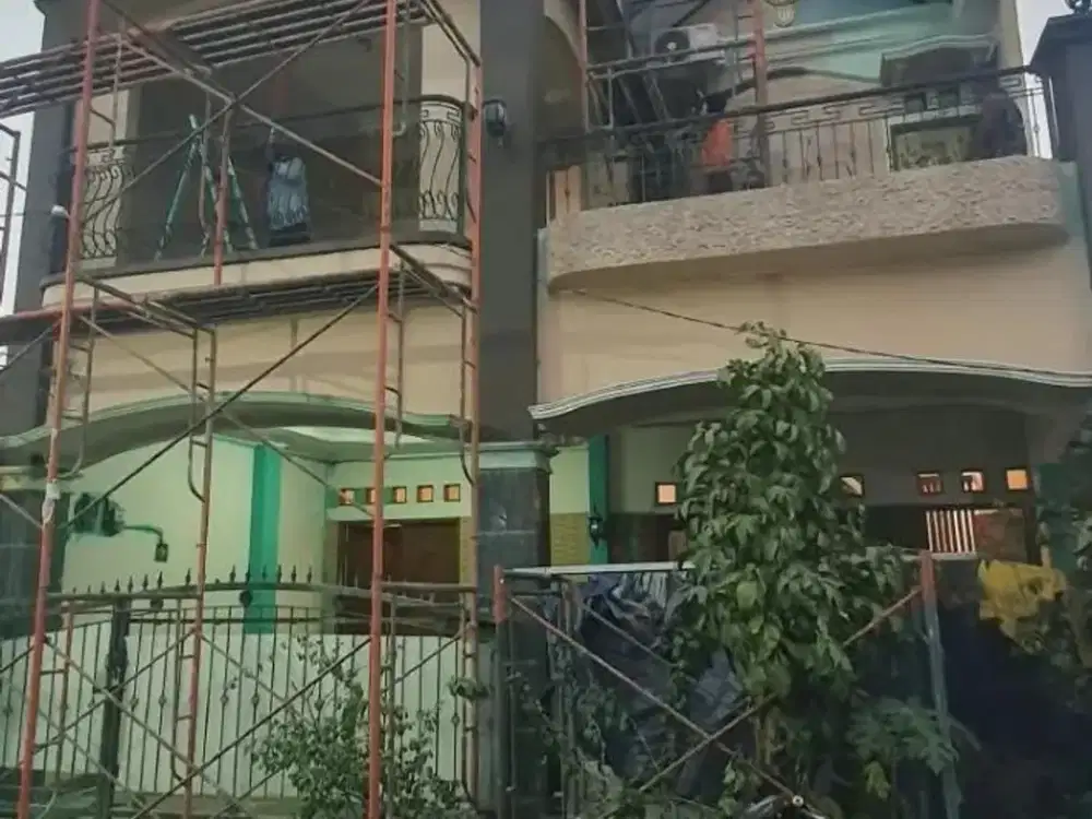 Disewakan Rumah 2 Lantai Sedang Renovasi Cat Dekat Pasar Modern BSD di Griya Loka Sektor 1.1