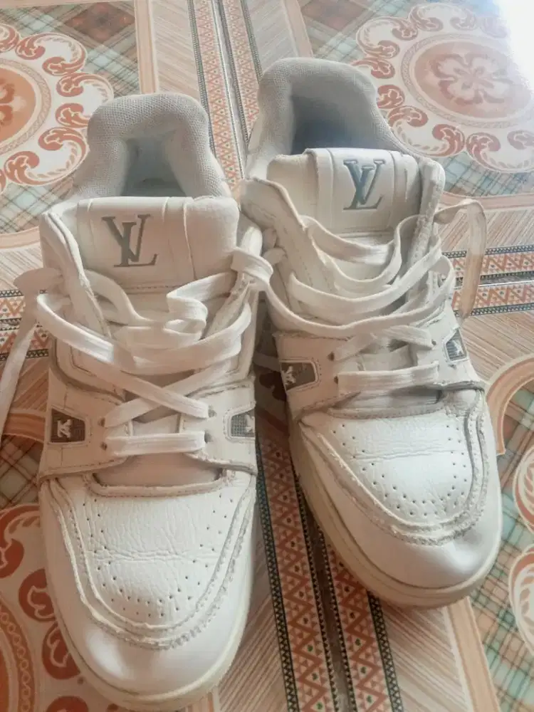 Sepatu Louis vuittton