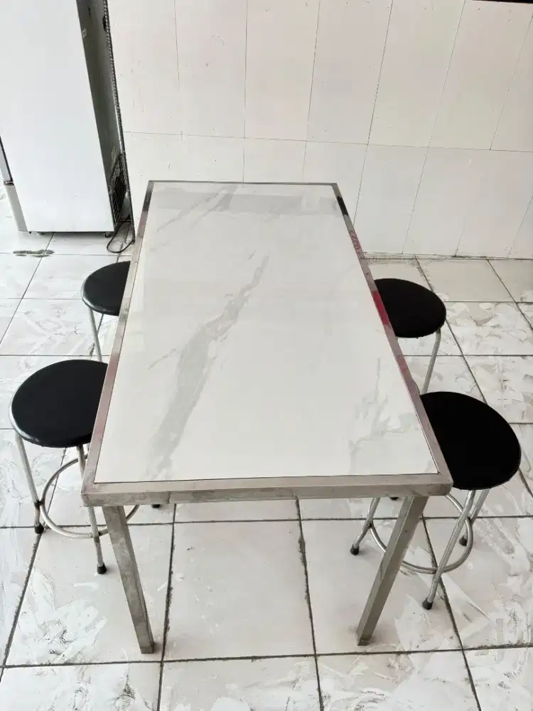 Meja Kursi Makan 1 Meja 4 Kursi untuk Warung dan Usaha