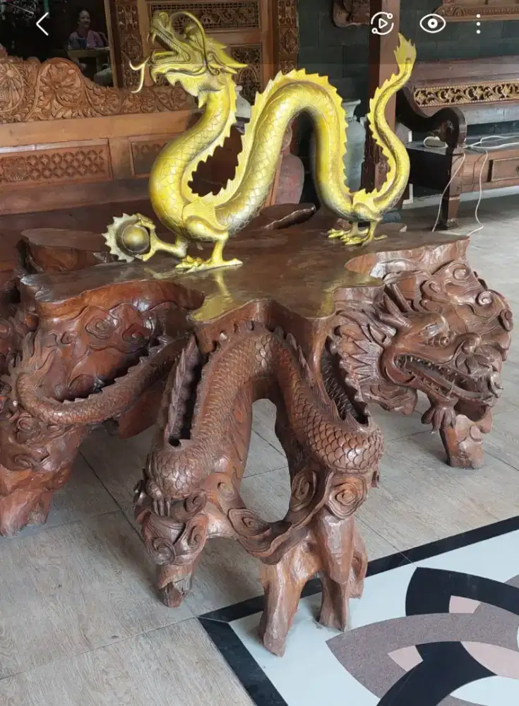 Meja Naga Antik