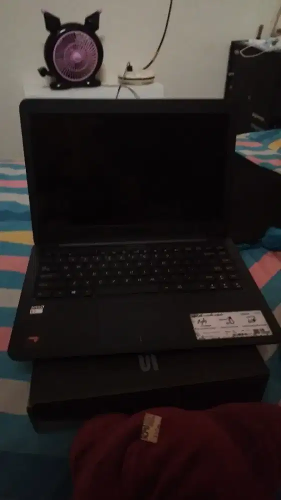 Merek ASUS .hitam kebiruan