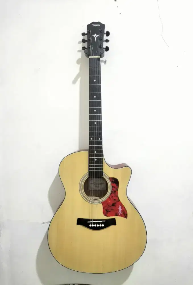 Gitar akustik Taylor