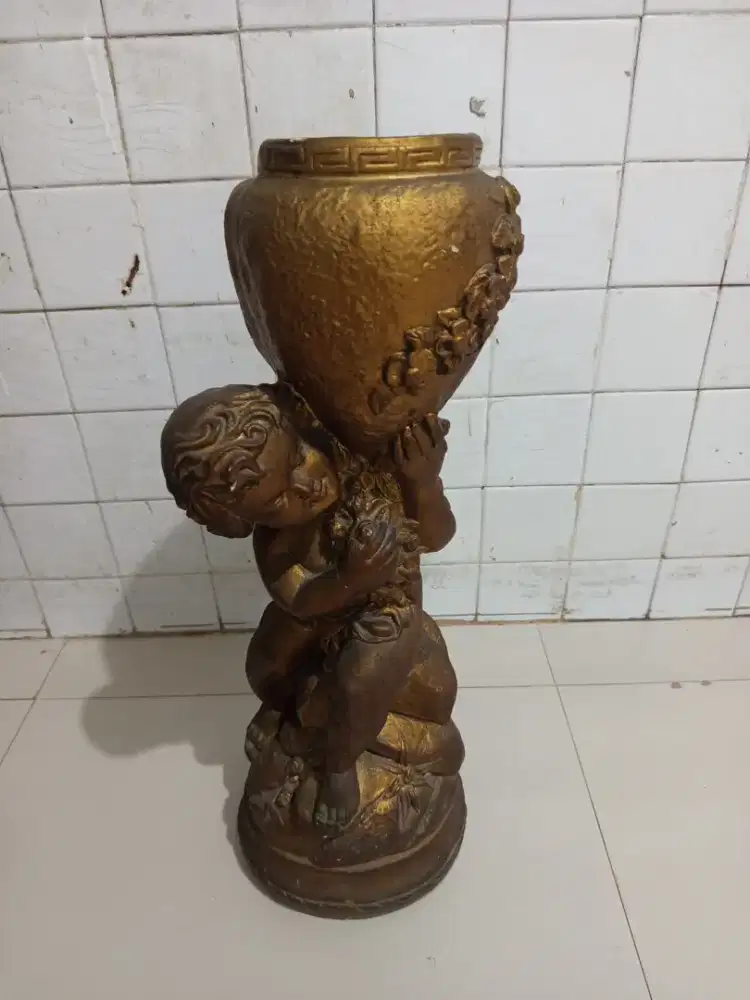 Pajangan Logam Besar
