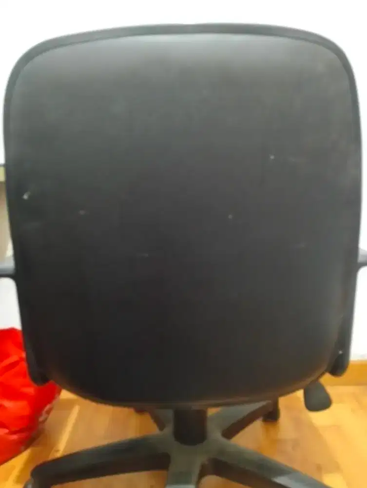 Kursi kantor hitam
