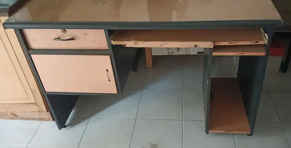 Meja kantor ada cacat dikit di bagian kaki kiri