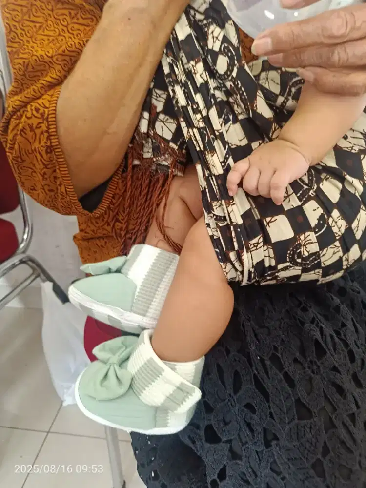 Art Pengasuh Bayi Perempuan