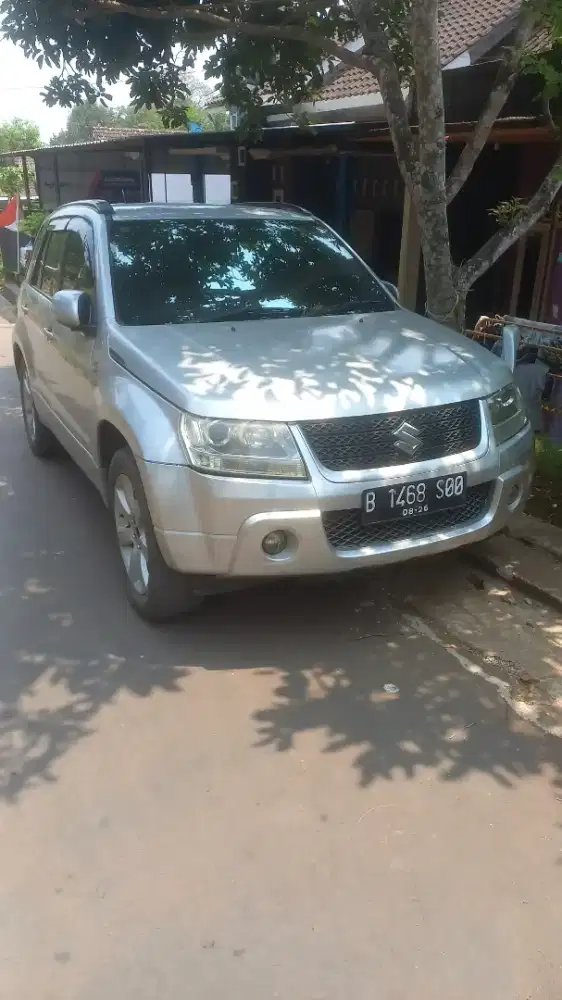 dijual suzuki grand vitara 2011 matic,