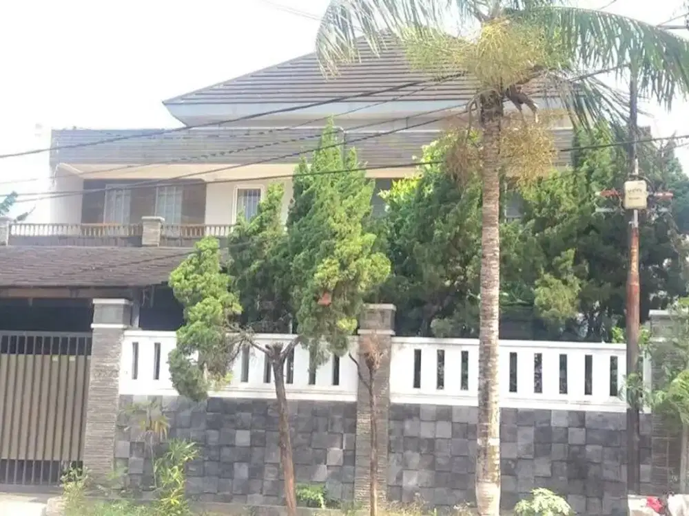 Rumah Mewah 2,5 Lantai di Billy Moon Pondok Kelapa, LT 300 m² LB 500 m², Lift, Garasi + Carport 4 Mobil