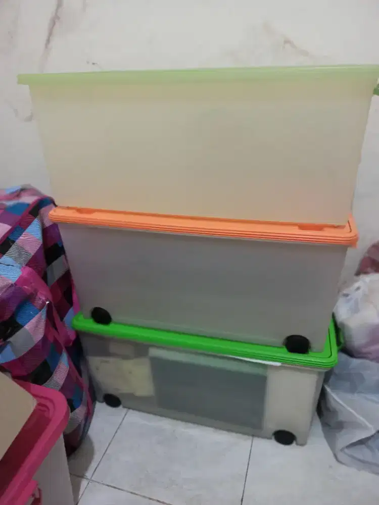 Kontainer lion star 72ltr ada 3pc seperti baru