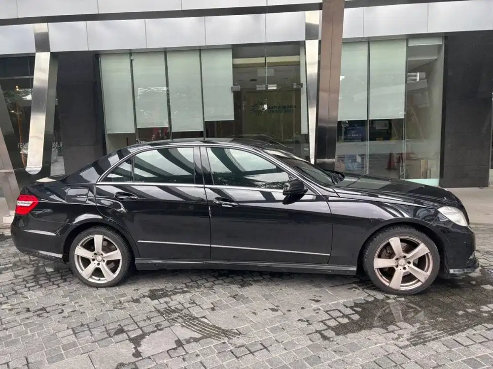 MERCEDES-BENZ E250 AVANTGARDE 2012 — ELEGAN, BERKELAS, DAN PENUH PREST