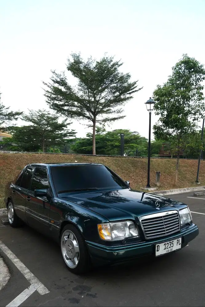 Mercedes Benz W124 300E AT SPC Hijau Metalik